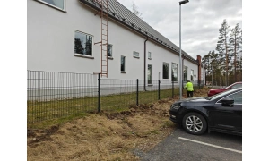 Kiinteä Vega Super 2D -aitaelementti rakennuksen ympärillä