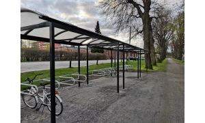 Kaarevakattoinen Polkupyöräkatos F Hämeenlinnassa